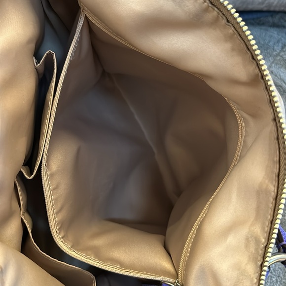 Coach shoulder bag with full front zipper pocket. Excellent condition. - Picture 8 of 11